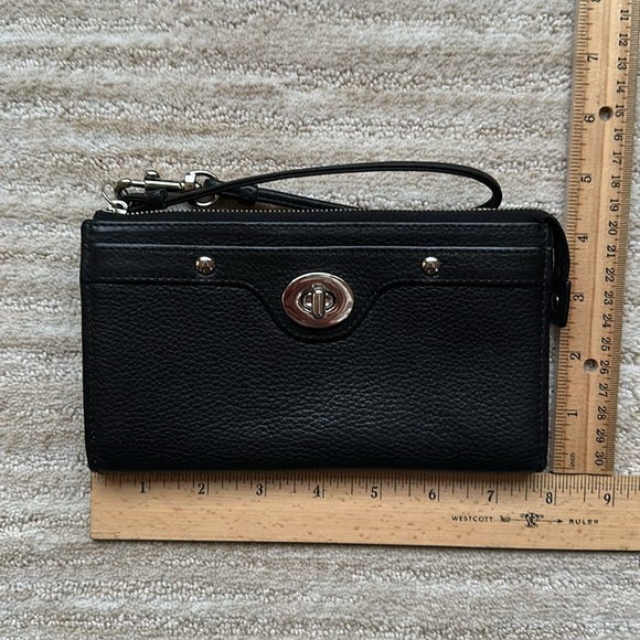 COACH Penelope Zippy Wristlet Pebbled Leather Twist Lock Black Silver Zip Wallet